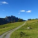 der breite Kiesweg zur geht zur Alp Sigel