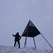 Trotz Sturm, ein Gipfelfoto muss sein! Lang hielt ich es aber ich auf dem Le Suchet (1588,0m) aus und machte mich bald auf den Abstieg über den langen, aber sehr schönen Nordostgrat.