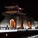 Das nachts beleuchtete Xiangmen mit einem rekonstruierten Stück der Stadtmauer aus der Ming-Zeit.