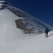 der Hans geht über das schattige Ostkar, Georg und ich über den sonnigen Grat