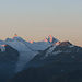 Walliser Prominenz in den ersten Sonnenstrahlen: Weisshorn, Zinalrothorn, Matterhorn und Dent Blanche.