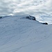 oben bereits zu sehen der Gipfel Kamor und Skitourenfahrer