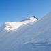 Blick zum Eggenmandli wenige Meter unter dem Surenenpass. Zwei Skitourengänger machen gerade eine gemütliche Gipfelpause.