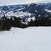 Skitourer kommen nach und nach aus Richtung Schwarzenberg an. Hier sind auch schon die Damen bei WC-Abfahrten runtergedüst