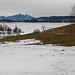 Die flache schneebedeckte Fläche ist der abgesenkte Forggensee, dahinter die Ausläufer der Tannheimer Berge