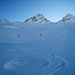 Traumhafte Pulverarena - die Abfahrt über den Jörigletscher. Links [u alpinpower] nach 22 Jahren wieder auf Skis (gratuliere!), Bildmitte [u joerg]. Ueber ihm der namenlose P. 2941 und rechts das Flüela Wisshorn.