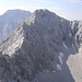 Blick zur Hochkanzel(2575m), sehr abgelegen und schwierig ersteiglich. Dahinter, links der große Bettelwurf(2725m). Barth's Weg auf den Gipfel war die steile Rinne hoch über dem steilen Trümmerkessel, welche in die Scharte westlich vom Gipfel leitet und nicht der zerrissene Grat.