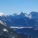 Herangezoomt, vlnr: Soiernspitze, Falkengruppe, Östliche Karwendelspitze (vorgelagert die Vogelkarspitze) und der Wörner.