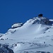 die Hütte im Zoom, das Gebäude links daneben ist eine optische Täuschung, das ist nämlich die Bergstation vom Hunerkogel und noch ganz weit weg. An dem Sammelplatz links fellen die Tourengeher ab und fahren ab zum Gletscherlift, ich gehe rechts hinter der Hütte hoch<br /><br /><br /><br />