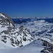 hinter der Hütte quert man auf dem oberen Band