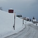  l'inizio del paese di Brugnasco con la strada ben delimitata da alti pali per la pulizia della neve