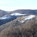 <b>In questa foto si possono vedere i due roccoli più belli della Valle di Muggio: in primo piano quello di Scudellate (Roccolo Merì, 970 m) e, in alto, quello di Pianspessa (1035 m).</b>