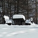 Tavoli carichi di neve a Lares Brusà