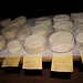 Forme di formaggio con etichettatura.