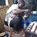 Kaffeezeremonie I:<br />Äthiopierin in Gondar beim Einschenken - aus dem gleichen Pulver werden 3 Aufgüsse ausgeschenkt, die natürlich immer schwächer werden