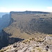 vertikale - teilweise 2000 m hohe Plateauabbrüche prägen das Landschaftsbild. In Bildmitte der 4070 m hohe Inatyi, der höchste Punkt der Umgebung, den wir an diesem Tag noch erwandern (vom Imetgogo gesehen)