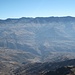 vom Bwait-Pass (4200 m) eröffnet sich ein erster Blick zum Ras Dejen (4543 m) - höchster Berg Äthiopiens.<br />Das Flusstal dazwischen liegt mit 2700 m aber fast 2000 m tiefer :-(