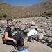 kurze Rast zu Lunch und Körperpflege am Flusslauf im Tal auf warmen 2700 m