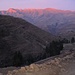 Nach 1 Stunde Marsch küsst das erste Sonnenlicht die hinter uns liegende Bergkette mit dem Bwait-Pass