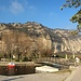 man wandert auf den <a href="http://www.hikr.org/tour/post90618.html">Monte Brione</a> zu
