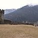 Il castello di Montebello fa da quinta scenografica alle torri del Castelgrande.