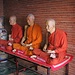 die aus Holz geschnitzten Mönche wirken fast lebendig