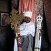 Priester mit 2 alten Kreuzen. rechts (in der linken Hand) das schön geformte "Lalibela-Kreuz"