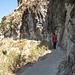 wir wandern zurück nach Lalibela auf dem Pfad unter der Felsstufe
