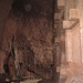 Die Felskirche Bet Abba Libanos ist oben noch mit Fels verbunden und das Hintere der Kirche (im Bild) ist somit nur umtunnelt und nicht ganz freigelegt