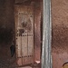Holztür mit verblassenden Malereien zu Bet Gabriel-Rafael