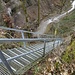 Eine lange Treppe führt zum Bäntaler Giessen hinunter