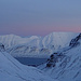 Blick zurück nach Longyearbyen und seinen Gipfeln