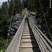 A quota 880 metri si attraversa il ponte sospeso Traversinasteg, costruito in pendenza al contrario delle normali passerelle.