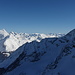 Am Gipfel der Aiguille Rouge. Im Bild der lange NO-Grat des Mont Pourri. Rechts fliegt eine Alpendohle. 