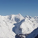 Die schneebedeckten Vanoise-Berge, dahinter die Grajischen Alpen in Grenznähe zu Italien. Der Gipfel in der Mitte ist die Aiguille de la Grande Sassière (3747 m), der vermeintlich höchste Wanderberg der Alpen. Rechts daneben die Tsanteleina (3602 m). Rechts davon die Grande Aiguille Rousse (3483 m).