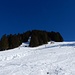 während ich in der Aufstiegsspur unten durch gehe, suchen die Skifahrer die Spur oberhalb des Rutsches oberhalb Müreegg