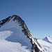 Blick auf den Gipfelaufbau des Gross Grünhorn vom Grünegghorn aus; rechts das Agassizhorn