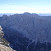 Blick zur Hochkanzel(links) - Brantlspitze(2626m), hinten der große Bettelwurf(2725m), der 5. höchste Gipfel des Karwendel. Unten in der Schattengrenze das einsame Roßloch