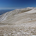 Unterwegs am Uludağ - Rückblick von der ca. 2.535 m hohen Gipfelkuppe. Hinten ist u. a. auch der zuvor besuchte Zirve Tepe zu erahnen.