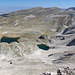 Unterwegs am Uludağ - Ausblick von der ca. 2.535 m hohen Gipfelkuppe. Zu sehen sind u. a. die beiden etwa östlich/nordöstlich von hier gelegenen Bergseen Kilimli Göl und Buzlu Göl.