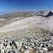 Uludağ - Ausblick von der Gipfelkuppe aus Felsblöcken zum Gipfel mit Vermessungspunkt. Augenscheinlich und auch gemäß GPS-Aufzeichnung sind beide quasi gleich hoch.