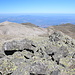 Uludağ - Auf der Gipfelkuppe aus Felsblöcken. Augenscheinlich und auch gemäß GPS-Gerät ist diese Erhebung praktisch gleich hoch wie der Gipfel mit Vermessungspunkt - offiziell werden dafür 2.542 m bzw. 2.543 m angegeben.