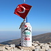 Uludağ - Am Gipfel weht eine türkische Fahne, und der Vermessungspunkt ist aktuell umhüllt und beschriftet.