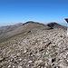 Uludağ - Ausblick am Gipfel (mit Vermessungspunkt) in etwa westliche/nordwestliche Richtung. Zu sehen sind die zuvor besuchten Erhebungen: Zirve Tepe (2.486 m), Gipfelkuppe aus Steinblöcken (ca. 2.542 m) sowie Nebengipfel oberhalb der Seen Kilimli Göl und Buzlu Göl (ca. 2.535 m), von links nach rechts.