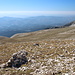 Uludağ - Ausblick am Gipfel in etwa südwestliche/westliche Richtung. Im Dunst ist u. a. die Nilüfer-Talsperre (Nilüfer Barajı) zu erahnen.