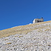 Unterwegs am Uludağ - Blick hinauf zum kleinen Gebäude auf dem Zirve Tepe. Den Gipfel lassen wir nun, auf dem Rückweg, aus.