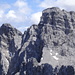 links die ungemein brüchige Bockkarspitze(2591m) und die nicht ganz leichte Westwand der Nördlichen Sonnenspitze. Man glaubt es kaum: aber hier wird seilfrei durchgestiegen, will man auf den Gipfel(Kletterei II+/T6)
