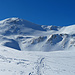 nach einer weglosen Phase habe ich eine Skitourenspur entdeckt an die ich mich nun halten konnte, auf dem Fulbergeregg waren zu diesem Zeitpunkt etwa vier Skitourenfahrer.