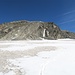 Rechts auf den schuttigen Grat zusteuern ist der einfachste Weg.Wegen der neu entstandenen Gletscherspalten relativ schnell rechts auf das Ende des Südgrates hinhalten..