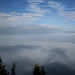 Blick vom Rötelstein hinaus ins nebelverhangene Alpenvorland